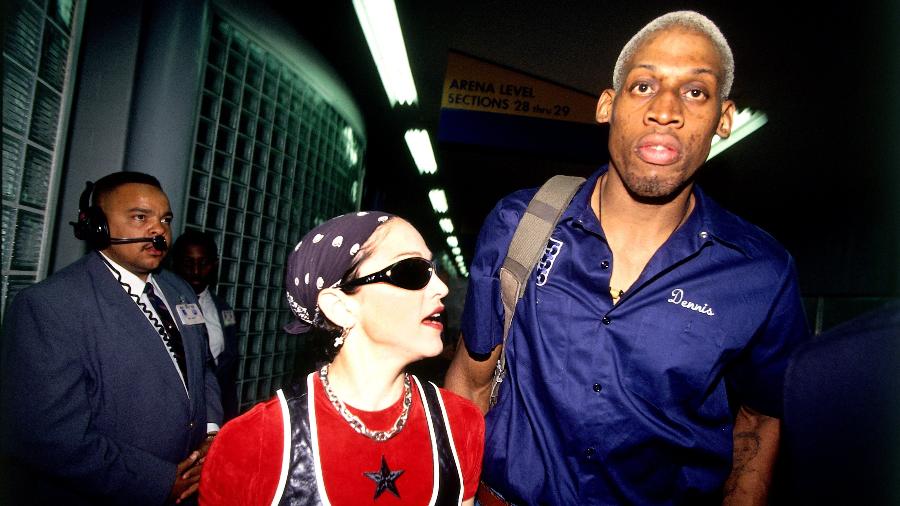 Madonna e Dennis Rodman, em 1994, antes de um jogo do San Antonio Spurs - Andrew D. Bernstein/NBAE via Getty Images