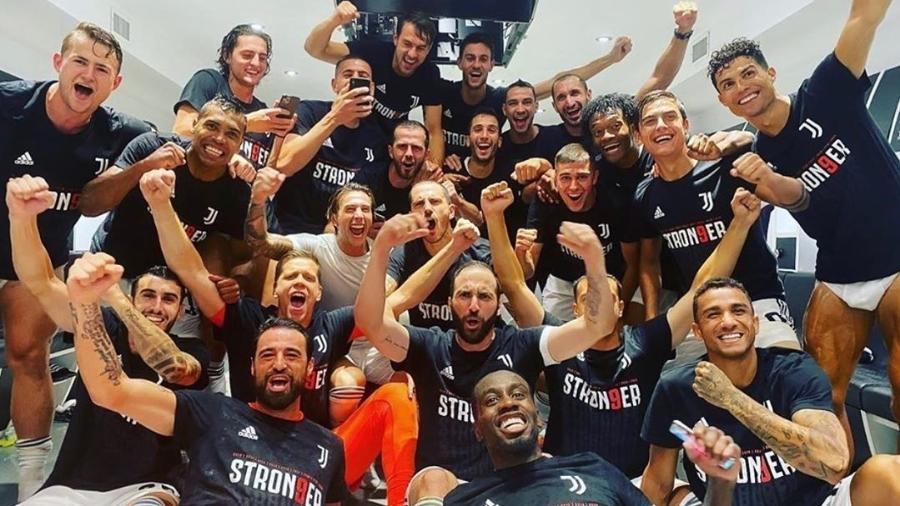 Cristiano Ronaldo comemora título da Juventus com companheiros de equipe - Reprodução/Instagram