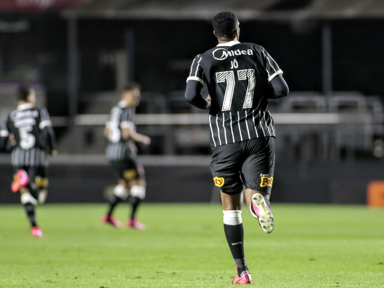 Jô aparece com tranças e coque, treina e reforça o Corinthians contra o  Coritiba, corinthians