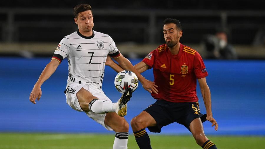 Draxler, da Alemanha, e Busquets, da Espanha, disputam bola em lance da Liga das Nações - Matthias Hangst/Getty Images