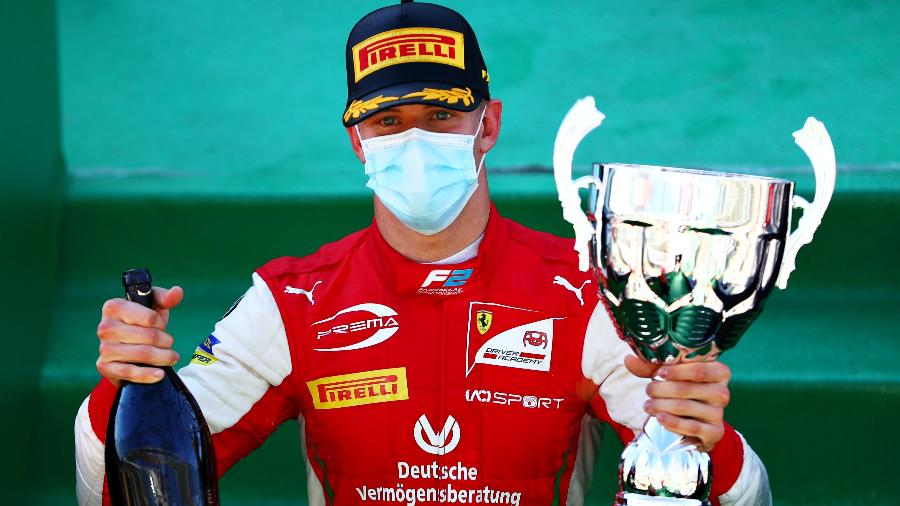 Mick Schumacher comemora vitória na Fórmula 2, em Monza  - Dan Istitene - Formula 1/Formula 1 via Getty Images