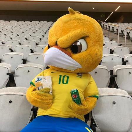  Canarinho Pistola torce pela seleção brasileira na Neo Química Arena, nas Eliminatórias para a Copa - Divulgação/CBF