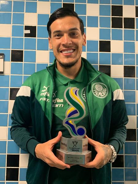 Gustavo Gómez recebe o prêmio de melhor jogador da final da Copa do Brasil - Divulgação