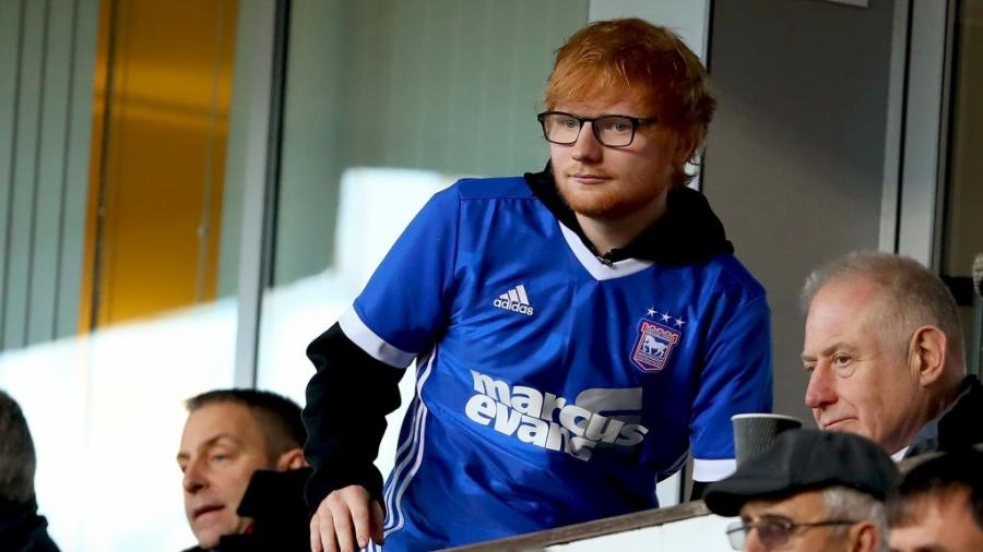 Cantor Ed Sheeran assiste a jogo do Ipswich Town, time da segunda divisão do futebol inglês - Rob Howarth/Getty Images