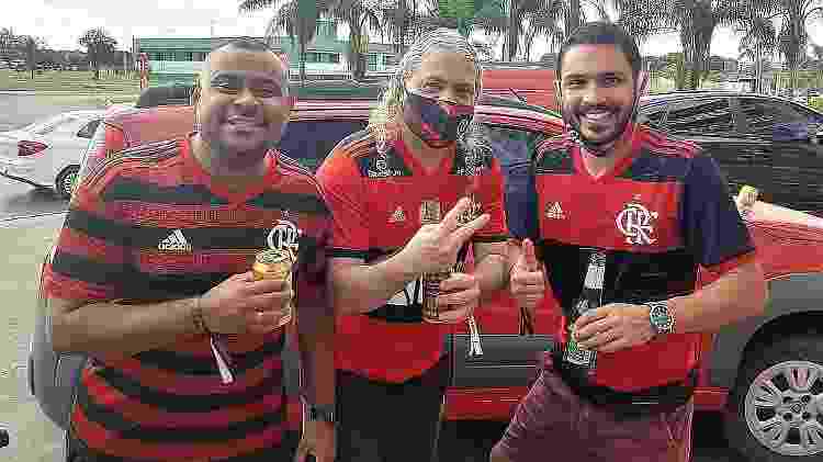 Eurico Miranda, de máscara, torcedor do Flamengo em Brasília - Leo Burlá/UOL - Leo Burlá/UOL