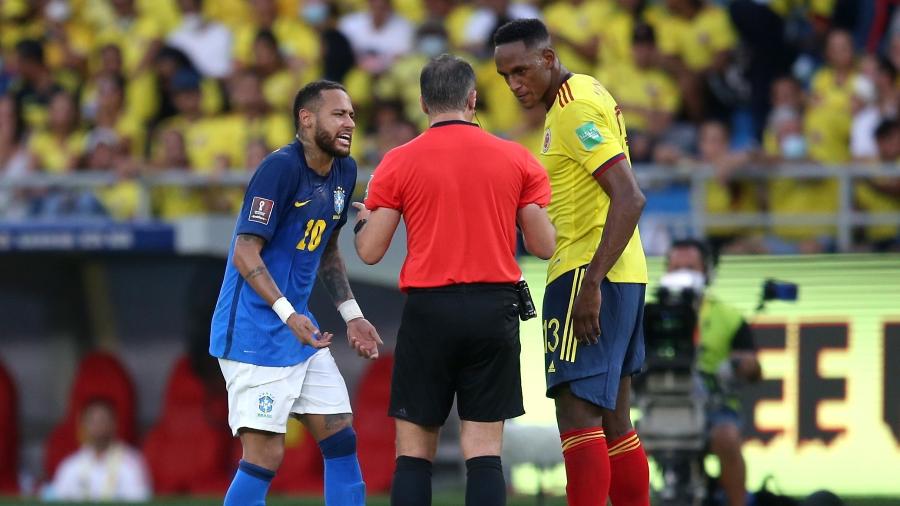 Neymar discute com o árbitro após confusão com Mina na partida entre Brasil e Colômbia - REUTERS/Luisa Gonzalez