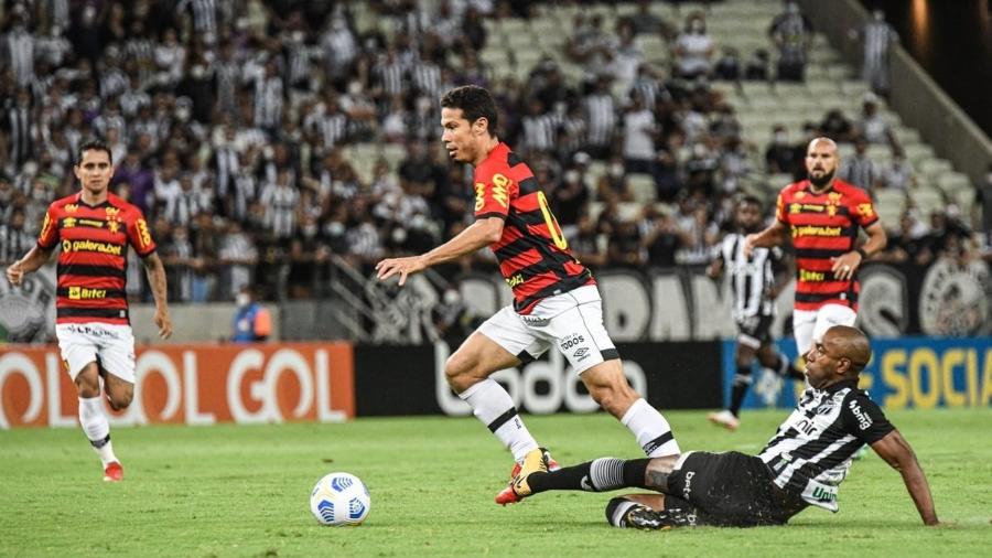 Hernanes conduz a bola na Arena Castelão pelo Sport - Kely Pereira/Twitter Sport