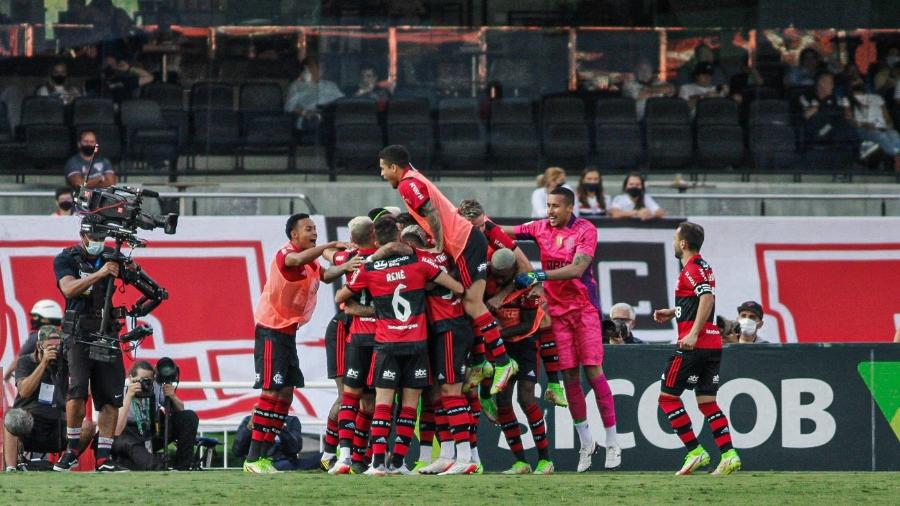 Jogadores do Flamengo comemoram gol contra o São Paulo - Guilherme Drovas/AGIF