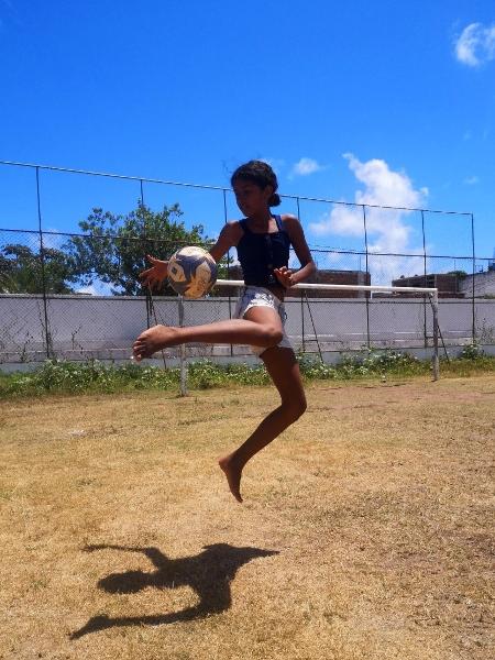 Menina domina a bola durante gravações do curta-metragem "Gondwana, a bola conecta" - Divulgação/Gondwana F&C