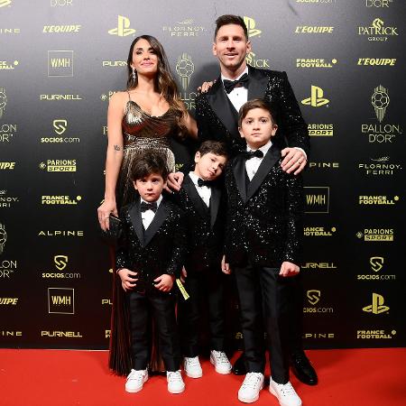 Messi ao lado da esposa Antonella e dos filhos Ciro, Mateo e Thiago no prêmio Bola de Ouro 2021