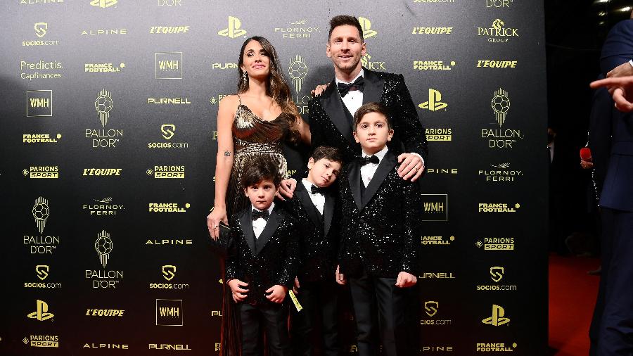 Messi ao lado da esposa Antonela e dos filhos Ciro, Mateo e Thiago no prêmio Bola de Ouro 2021 - FRANCK FIFE / AFP