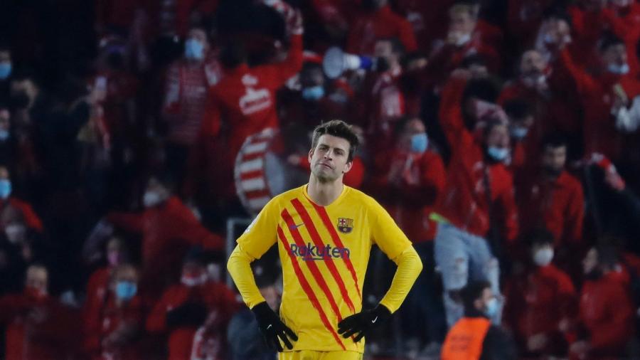 Piqué lamenta gol sofrido pelo Barça contra o Granada, no sábado (8), véspera de mais uma polêmica - REUTERS/Jon Nazca