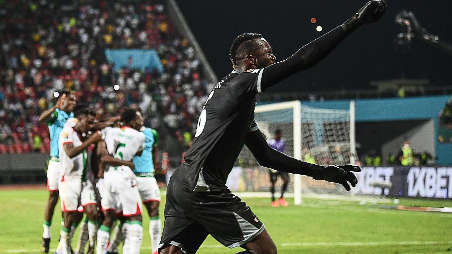 Goleiro Kouakou Koffi comemora classificação de Burkina Faso às quartas de final da Copa Africana de Nações - Charly Triballeau/AFP