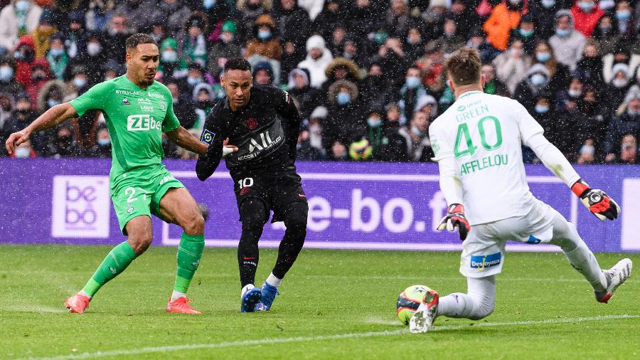 Neymar em ação durante a vitória do PSG sobre o Saint-Étienne por 3 a 1, pelo Campeonato Francês 2021/22 - Marcio Machado/Getty