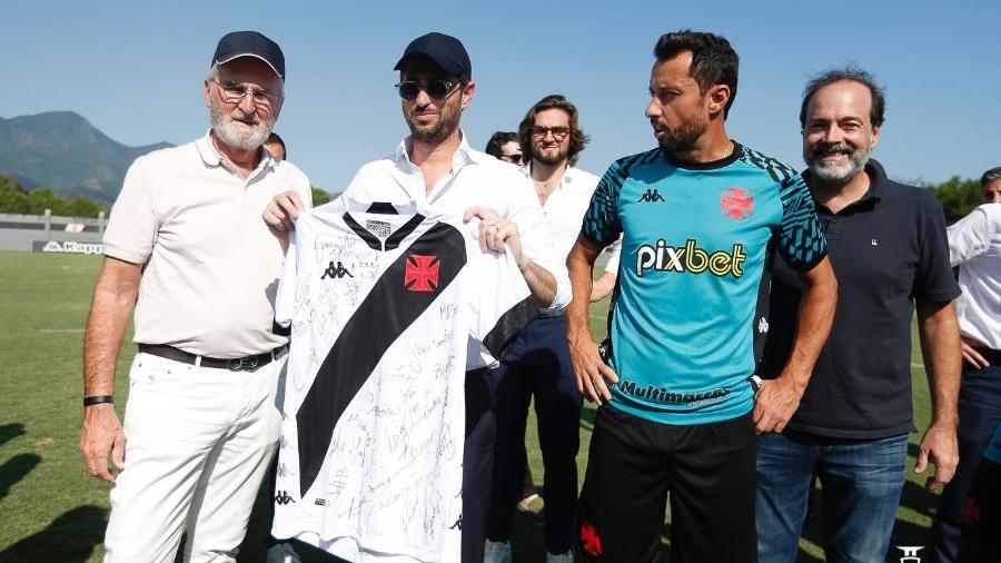 Referência do atual time do Vasco, Nenê presenteia sócio da 777 Partners, Josh Wander, com uma camisa do clube - Rafael Ribeiro / Vasco