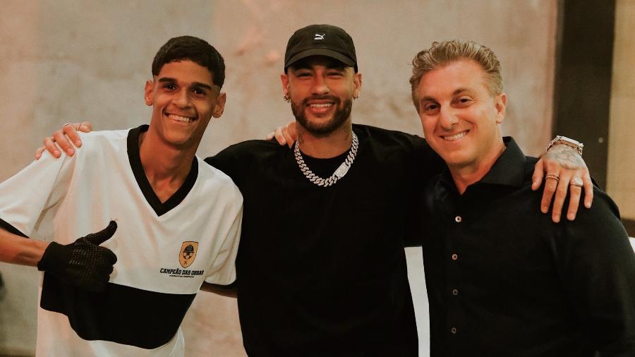 Luva de Pedreiro encontra com Neymar e Luciano Hulk - Reprodução/Twitter