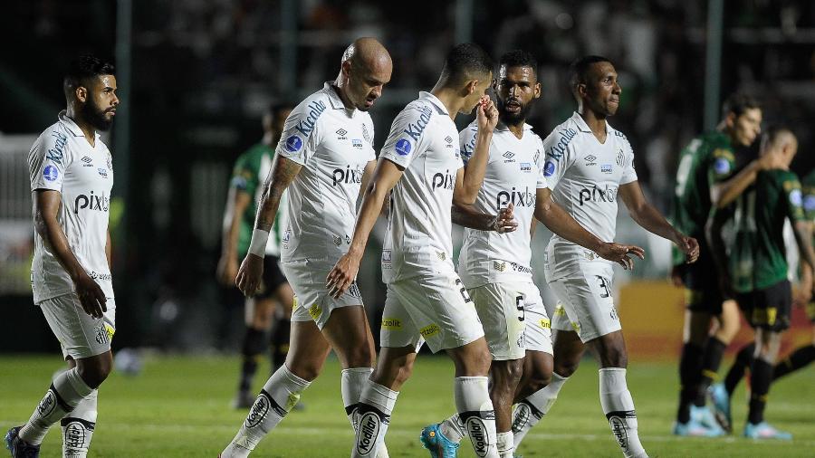Jogadores do Santos conversam após gol sofrido diante do Banfield-ARG, pela Sul-Americana - Fotobairesarg/AGIF