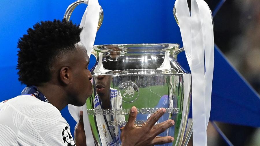 Vinicius Junior, do Real Madrid, beija o troféu após a conquista da Liga dos Campeões  - JAVIER SORIANO / AFP