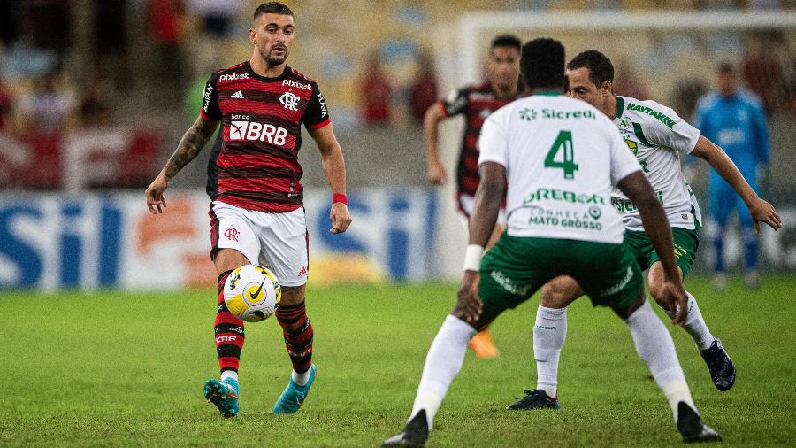 Arrascaeta em ação pelo Flamengo na partida contra o Cuiabá, válida pelo Campeonato Brasileiro - Thiago Ribeiro/AGIF