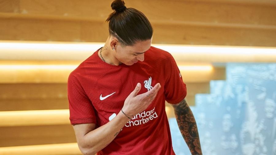 O atacante uruguaio Darwin Núñez com a camisa do Liverpool - Nick Taylor/Getty