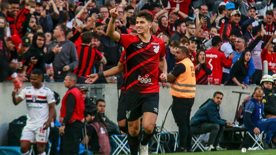 Lei do ex: Vitor Bueno comemora o gol da vitória do Athletico-PR sobre o São Paulo - Gabriel Machado/AGIF