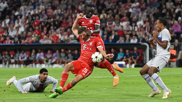 Mané e Muller se atrapalham em ataque do Bayern durante jogo contra o Barcelona - KERSTIN JOENSSON / AFP - KERSTIN JOENSSON / AFP
