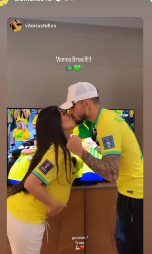 Alex Telles posta foto assistindo a Brasil x Croácia com a esposa