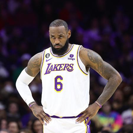 LeBron James durante partida entre Los Angeles Lakers e Philadelphia 76ers 