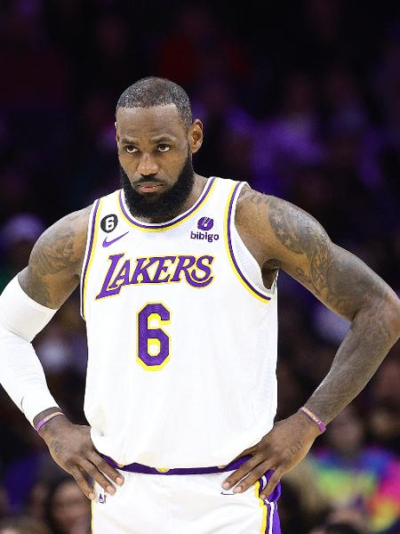 LeBron James durante partida entre Los Angeles Lakers e Philadelphia 76ers  - Tim Nwachukwu / GETTY IMAGES NORTH AMERICA / Getty Images via AFP