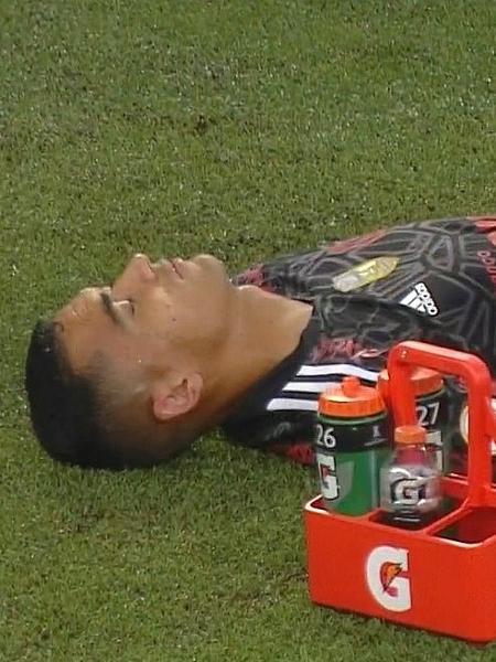 Goleiro Santos, do Flamengo, desacordado durante o jogo contra o Athletico - Reprodução