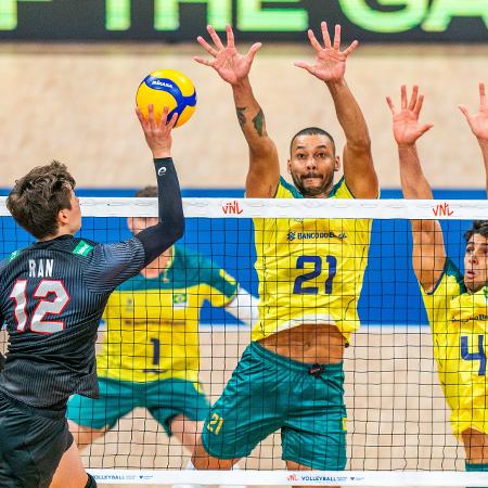 Alan, camisa 21, em ação na Liga das Nações Masculina de Vôlei