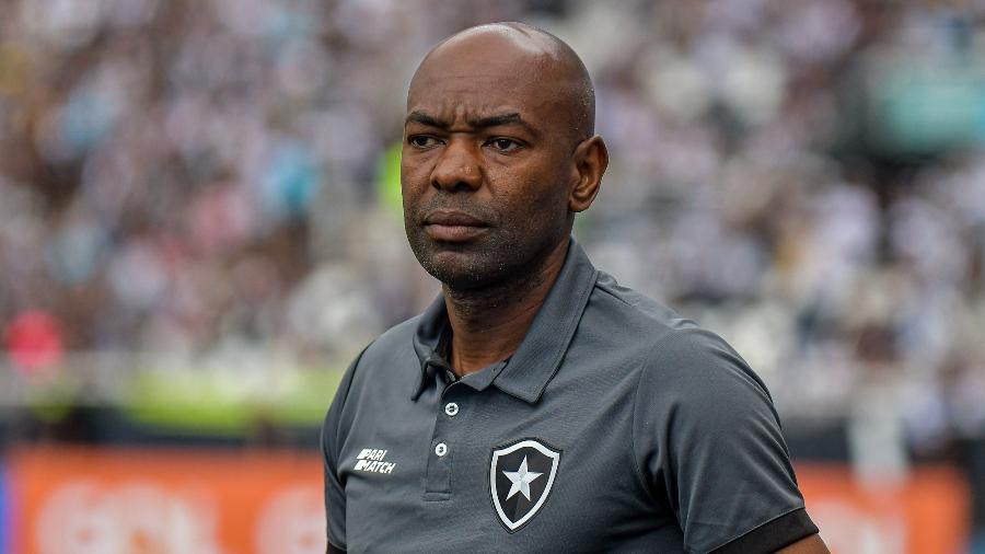 Cláudio Caçapa dirigiu o Botafogo em quatro partidas e agora está trabalhando na Bélgica