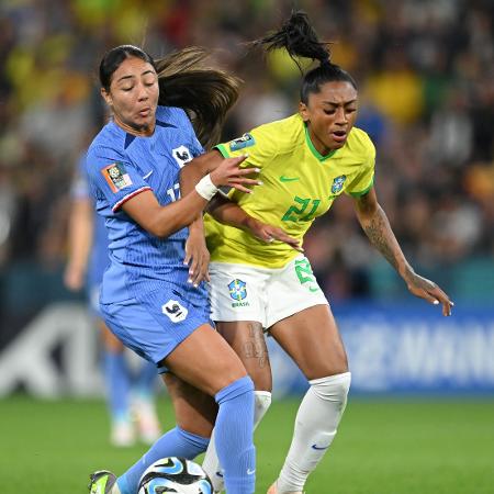 Bacha, da França, e Kerolin, da seleção brasileira, disputam a bola em jogo pela Copa do Mundo feminina