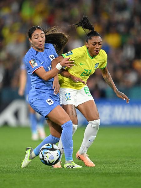 Bacha, da França, e Kerolin, da seleção brasileira, disputam a bola em jogo pela Copa do Mundo feminina