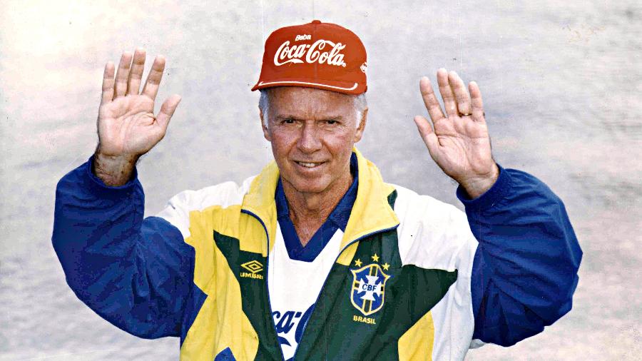 Zagallo durante treino da seleção brasileira, em 1994