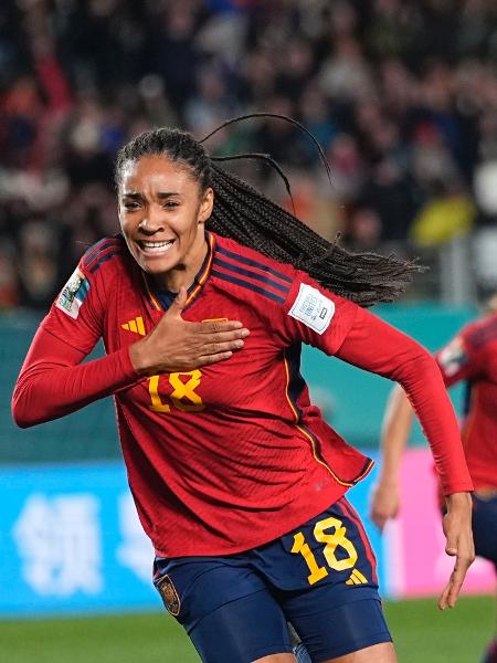 Salma Paralluelo volta ao time titular da Espanha para a decisão