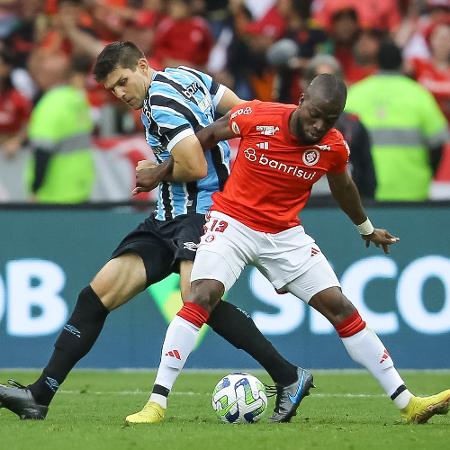 Enner Valencia, do Internacional, e Kannemann, do Grêmio, disputam a bola durante jogo pelo Campeonato Brasileiro