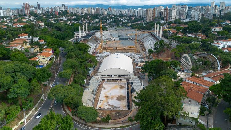 Visão aérea do estádio do Pacaembu em obras