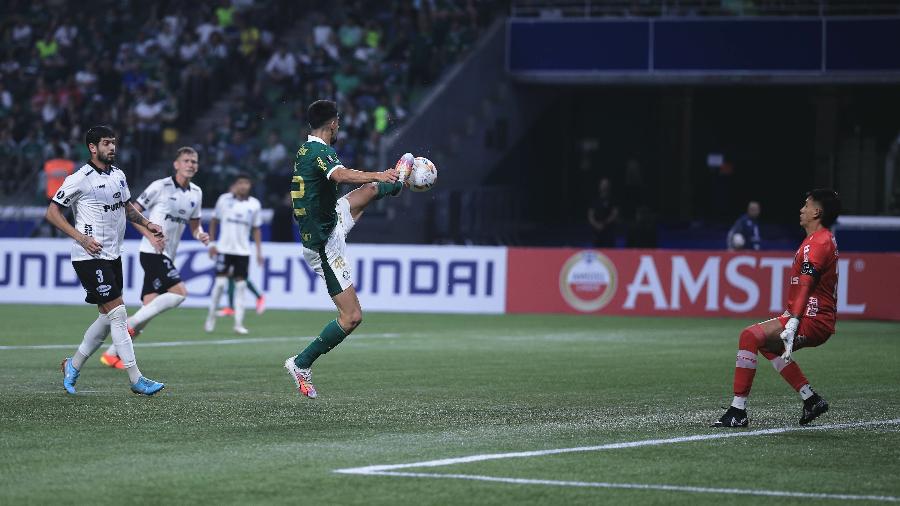 Flaco López desviou lançamento e marcou em Palmeiras x Liverpool pela Libertadores