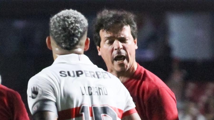 Luciano e Diniz discutindo no jogo São Paulo x Fluminense, pelo Brasileirão