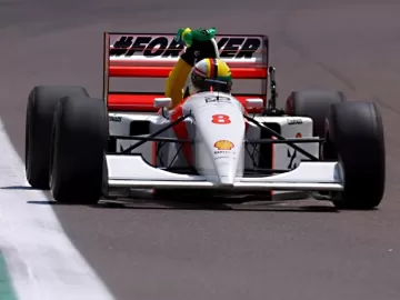 Vettel se emociona ao guiar McLaren de Senna e carregar bandeira do Brasil