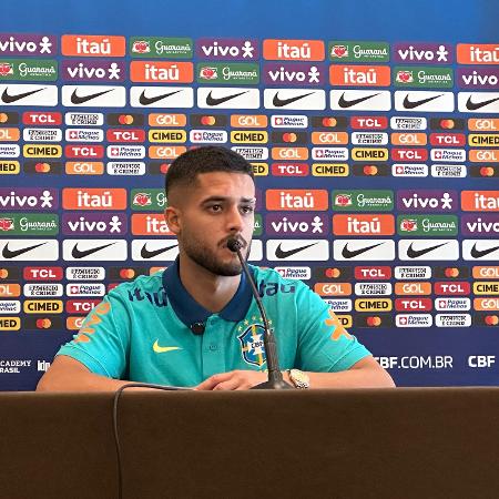 Yan Couto concede entrevista coletiva com a seleção brasileira