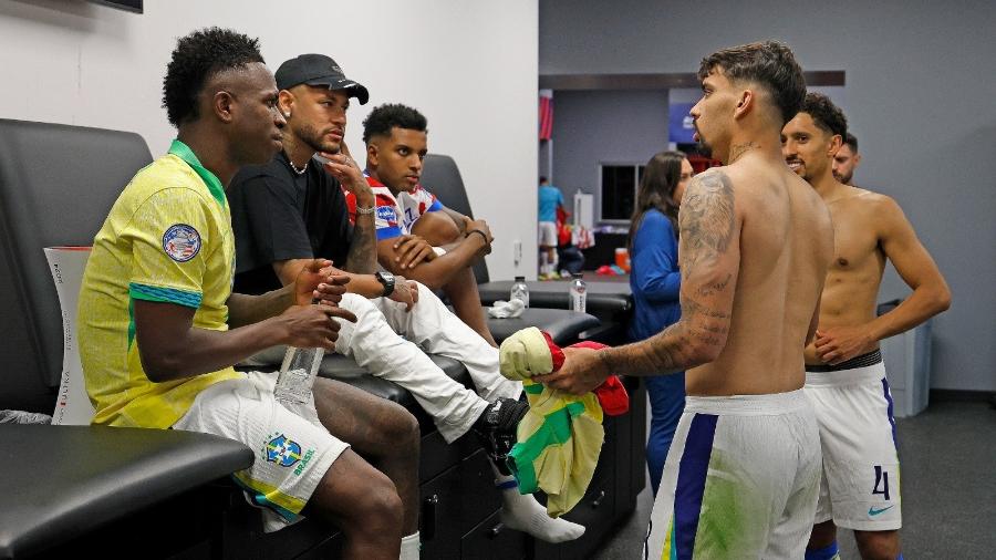 Vini Jr, Neymar e Rodrygo, sentados, e Paquetá e Marquinhos, em pé, após jogo da seleção brasileira - Rafael Ribeiro/CBF