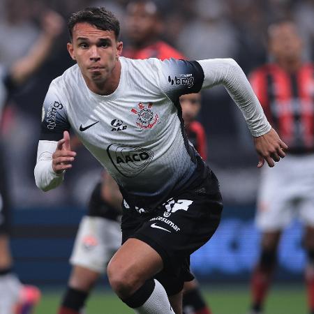 Giovane, do Corinthians, comemora gol sobre o Vitória em jogo do Campeonato Brasileiro