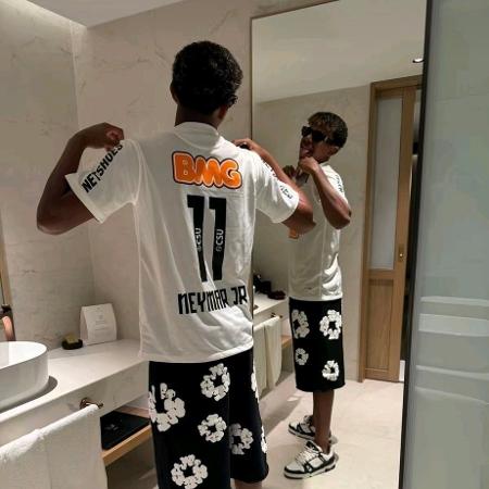 Lamine Yamal, jogador do Barcelona, veste camisa de Neymar durante as férias