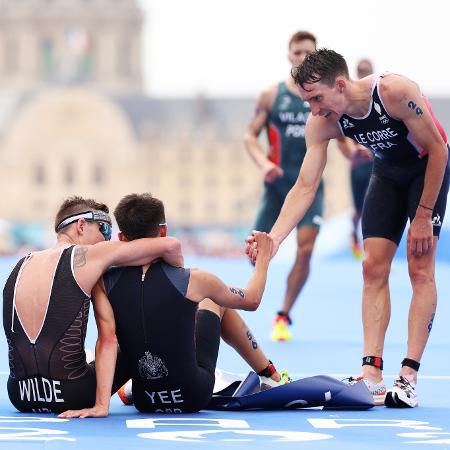 Alex Yee, da Grã Bretanha, e Hayden Wilde, Nova Zelândia, e Pierre le Corre, da França, durante o Triatlo nas Olimpíadas de Paris 2024