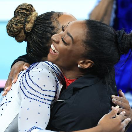 Rebeca Andrade e Simone Biles se abraçam após conquistas no salto individual das Olimpíadas de Paris