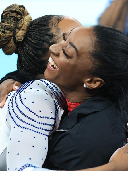 Rebeca Andrade e Simone Biles se abraçam após conquistas no salto individual das Olimpíadas de Paris