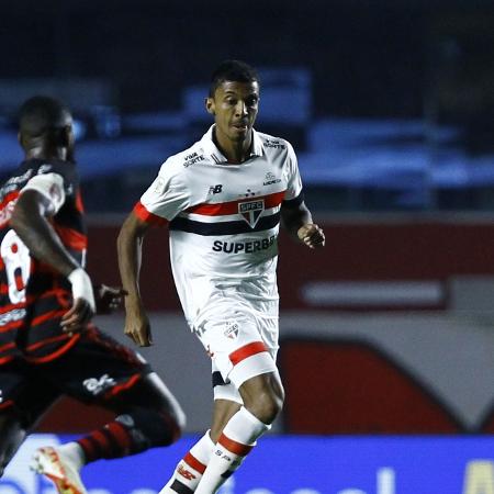 Luiz Gustavo conduz a bola em partida entre São Paulo e Flamengo