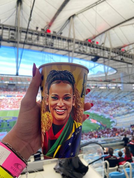 Flamengo vendeu copos em homenagem à Rebeca Andrade